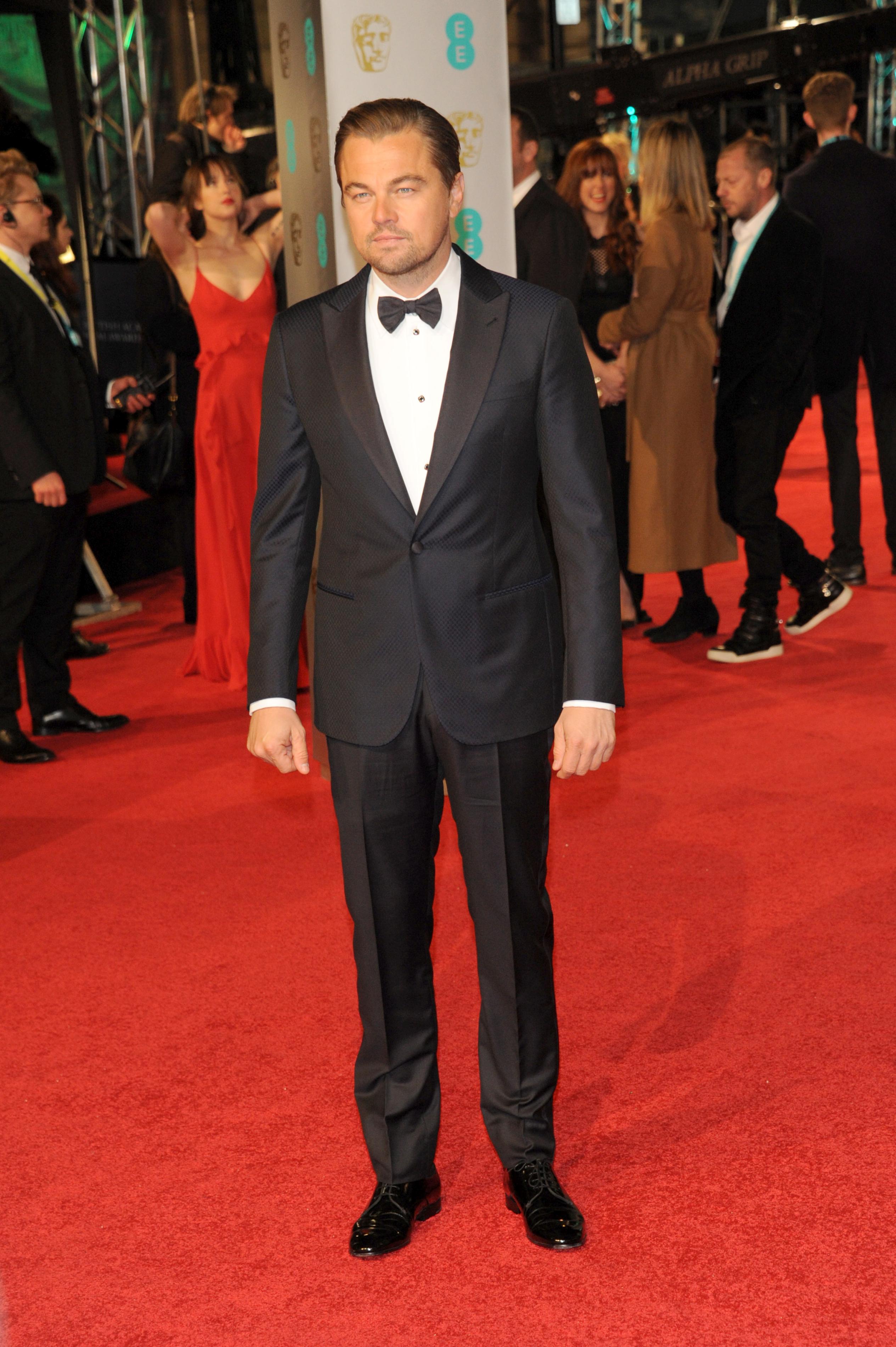 Leonardo Di Caprio a optat pentru un costum negru cu papion. 