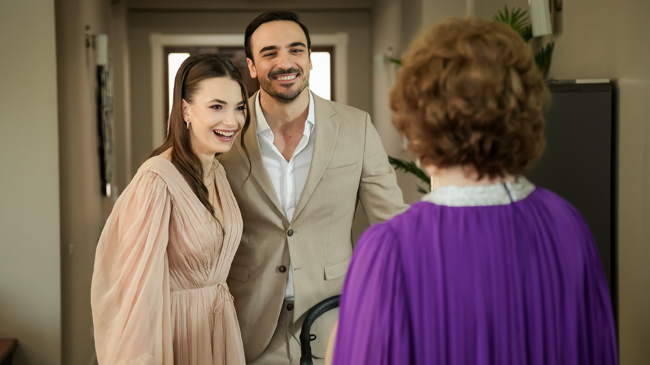 Vezi comedia romantică de care te vei îndrăgosti 💞 Serialul românesc Lasă-mă, îmi place! Camera 609 | Sezonul 2 e disponibil integral în AntenaPLAY