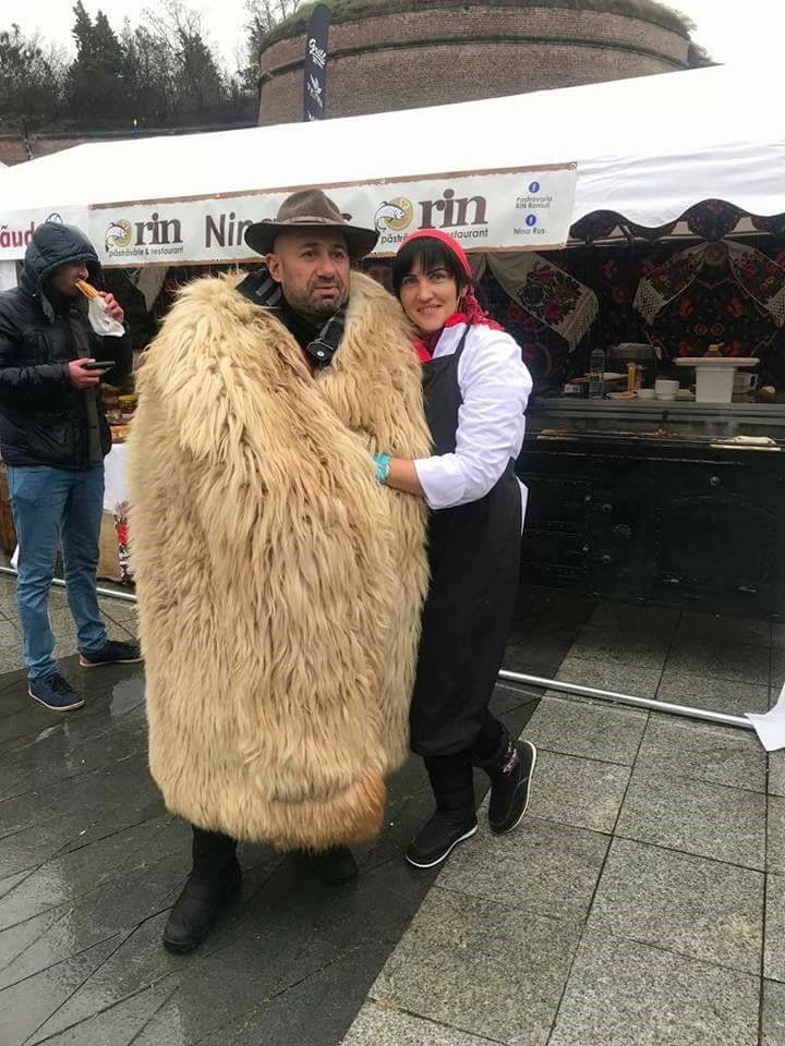 Circular overflow Laptop Chef Cătălin Scărlătescu a sărbătorit gustul tradiției la Alba Iulia! A  gătit la ceaun, a purtat haine populare și a apărut în haină de cioban! |  Antena 1