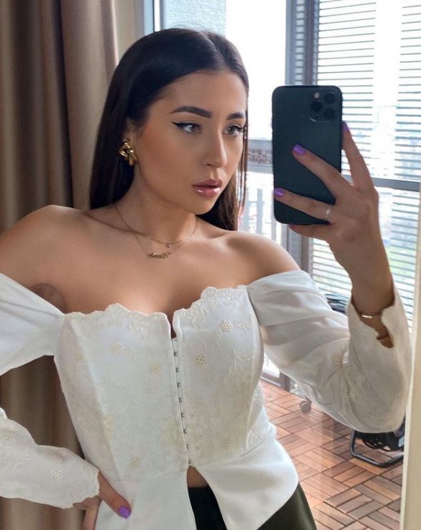 Nicole Cherry surprinsă în ipostaze sexy în costum de baie. Cum arată burtica ei de gravidă la 16 săptămâni de sarcină - Vimarsana News